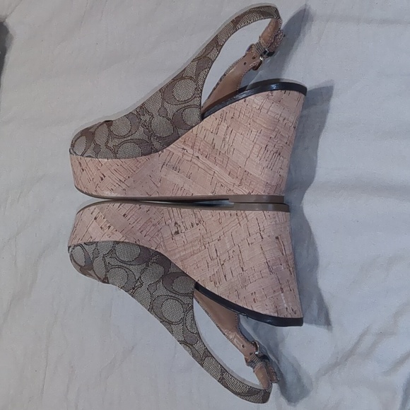 COACH WEDGE SANDALS- EXCELLENT CONDITION THESE ARE BEAUTIFUL ๐คฉ - Picture 4 of 8